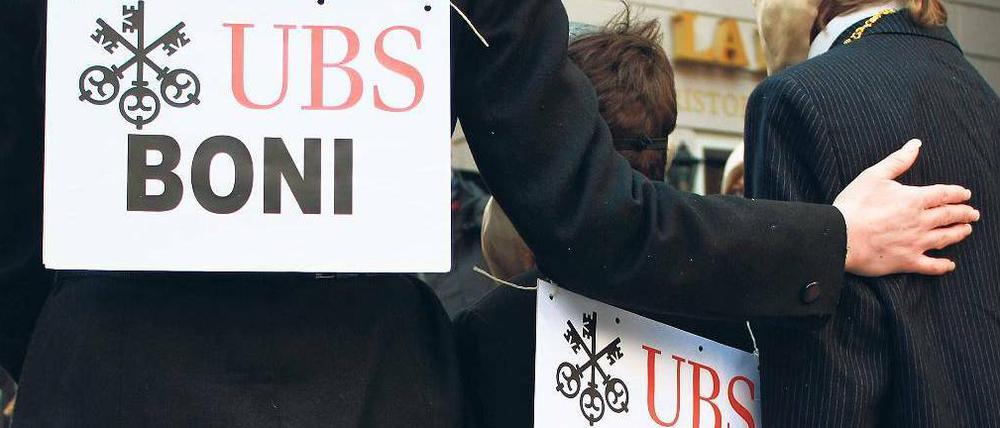 Skandal bei der UBS: Die Bank machte im vergangenen Jahr einen Verlust von 2,5 Milliarden Franken (2,1 Milliarden Euro). Dennoch schüttete die Großbank Boni in derselben Höhe an ihre Spitzenmanager aus. Bei der Schweizer Fastnacht sorgte das für Spott.