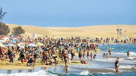 Das kann voll werden. Der Strand von Maspalomas auf Gran Canaria ist selten verwaist. Das wird sich erst recht in der bevorstehenden Saison nicht ändern. Foto: Soeren Stache, dpa