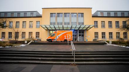 Ein Krankenwagen steht vor dem Haupthaus des Gemeinschaftskrankenhauses Havelhöhe. Die Klinik in Berlin-Spandau ist anthroposophisch orientiert.