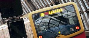 Die Fahrgastzahlen der Berliner S-Bahn steigen: Jetzt müssen die Züge nur noch pünktlich von A nach B kommen.