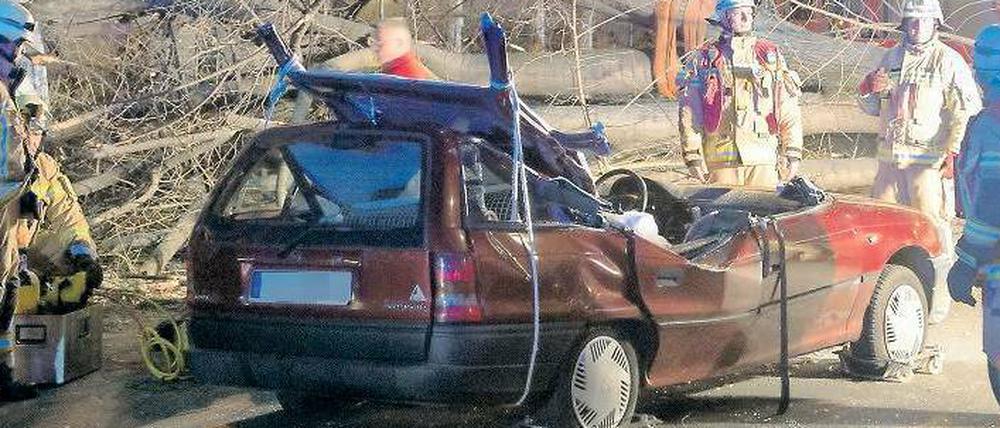 Der Baum drückte das Autodach komplett ein. Zwei Frauen mussten von der Feuerwehr befreit werden. Sie blieben nach Polizeiangaben unverletzt.