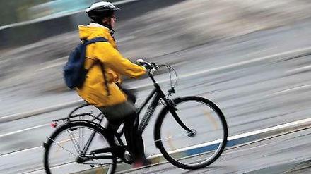 Eine Radfahrerin auf dem Weg durch die Stadt. 