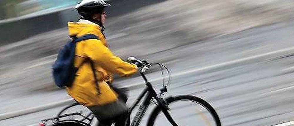 Eine Radfahrerin auf dem Weg durch die Stadt.