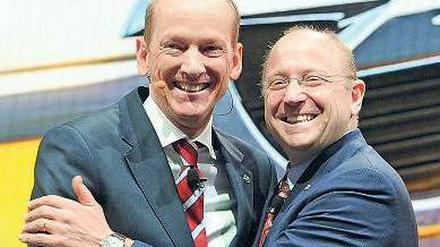 Gute Miene zum schwierigen Spiel. Opel-Chef Karl-Thomas Neumann (links) lächelt mit GM-Vize Stephen Girsky in Genf um die Wette. Zu lachen gibt es aktuell wenig. Foto: dpa