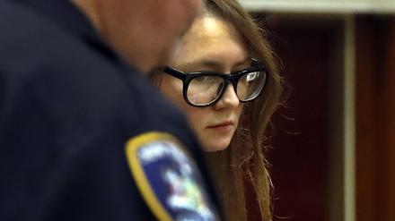 Anna Sorokin, mutmaßliche Hochstaplerin aus Deutschland, steht bei ihrem Prozess im New York State Supreme Court (2019).