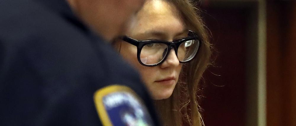 Anna Sorokin, mutmaßliche Hochstaplerin aus Deutschland, steht bei ihrem Prozess im New York State Supreme Court (2019).