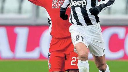 Alter schützt vor Kreativität nicht. Juves Spiel sieht totale physische Hingabe und Systemtreue vor – nur der geniale Lenker Andrea Pirlo bekommt alle Freiheiten, um seine unberechenbaren Pässe zu spielen. 