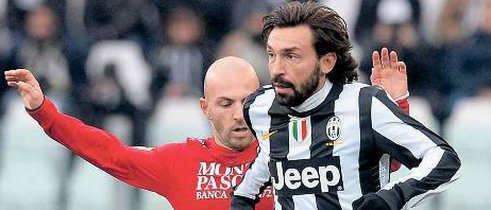 Alter schützt vor Kreativität nicht. Juves Spiel sieht totale physische Hingabe und Systemtreue vor – nur der geniale Lenker Andrea Pirlo bekommt alle Freiheiten, um seine unberechenbaren Pässe zu spielen.
