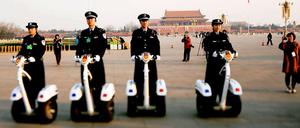 Die Sicherheitskräfte präsentieren sich am Rande des Volkskongresses modern.