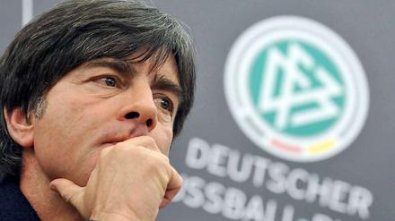 Sinnieren. Löw macht sich Gedanken über alternative Qualifikationen.