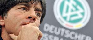 Sinnieren. Löw macht sich Gedanken über alternative Qualifikationen.