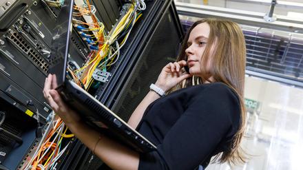 Deutlich unterrepräsentiert. Berlin ist zwar mit Abstand die Stadt mit den meisten Mint-Absolventen (Mathematik, Informatik, Naturwissenschaften, Technik), dennoch sei der Frauenanteil immer noch viel zu gering, sagt unsere Gastautorin. 