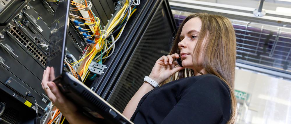 Deutlich unterrepräsentiert. Berlin ist zwar mit Abstand die Stadt mit den meisten Mint-Absolventen (Mathematik, Informatik, Naturwissenschaften, Technik), dennoch sei der Frauenanteil immer noch viel zu gering, sagt unsere Gastautorin. 