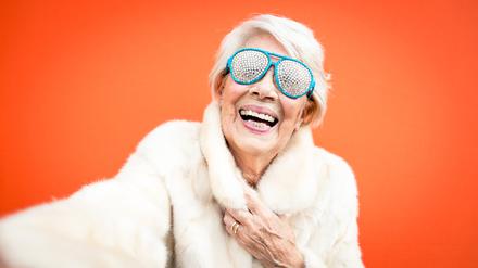 Frau ohne Alter. Sie ist so jung, wie sie sich stylt.