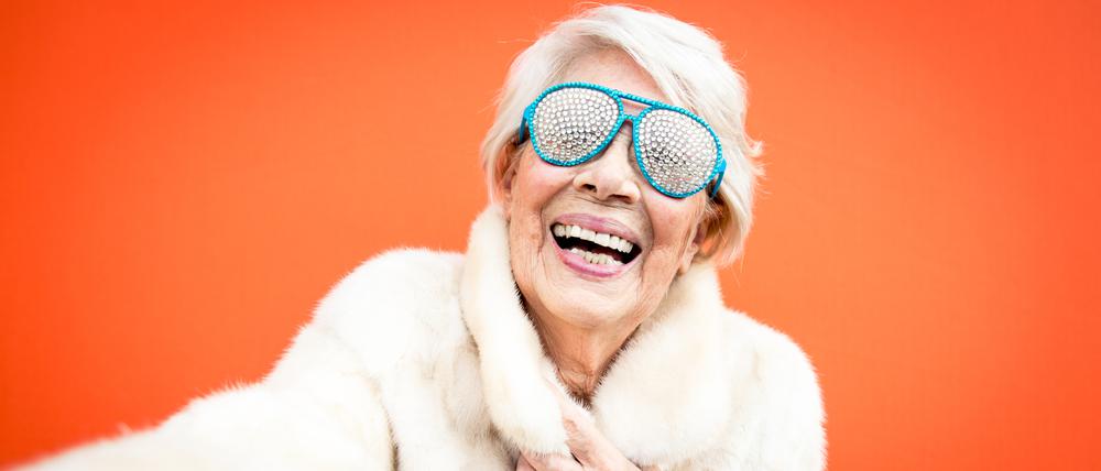Frau ohne Alter. Sie ist so jung, wie sie sich stylt.