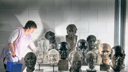 Reine Lehre. Als Nationalphilologie muss das Fach sich erst wieder neu finden. – Im Bild wischt eine Reinigungskraft im Deutschen Literaturarchiv Marbach zwischen Büsten berühmter Autoren, darunter Thomas Mann, Uwe Johnson und Thomas Bernhard.