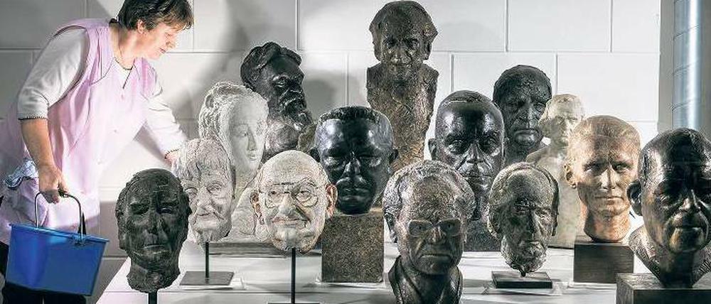 Reine Lehre. Als Nationalphilologie muss das Fach sich erst wieder neu finden. – Im Bild wischt eine Reinigungskraft im Deutschen Literaturarchiv Marbach zwischen Büsten berühmter Autoren, darunter Thomas Mann, Uwe Johnson und Thomas Bernhard.