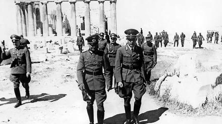 Der deutsche Generalfeldmarschall von Brauchitsch (Mitte links) nach der Eroberung Griechenlands auf der Athener Akropolis, Mai 1941