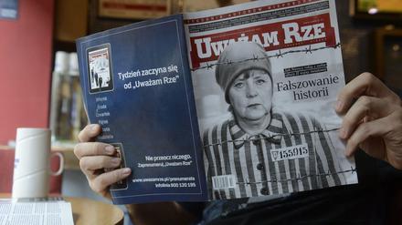 Angela Merkel in KZ-Uniform auf dem Cover der polnischen Zeitschrift "Uwazam Rze". Die Überschrift dazu lautet: Geschichtsfälschung.
