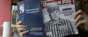 Angela Merkel in KZ-Uniform auf dem Cover der polnischen Zeitschrift "Uwazam Rze". Die Überschrift dazu lautet: Geschichtsfälschung.