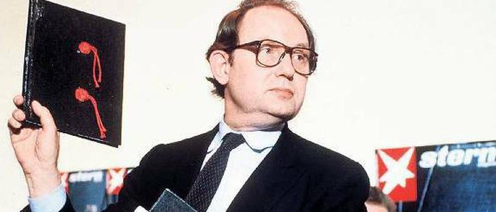 Führer Hitler? Am 25. April 1983 präsentierte „Stern“-Reporter Gerd Heidemann die vermeintlichen Hitler-Tagebücher mit den aufgeprägten Initialen „FH“.