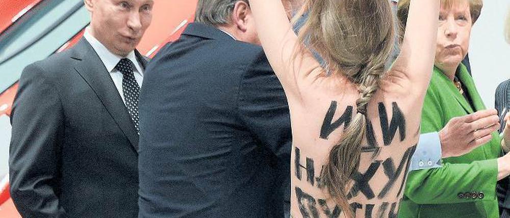 Nackter Protest: Drei Aktivistinnen protestierten auf der Hannover-Messe gegen den russischen Präsidenten Wladimir Putin – der sagte später, die Aktion habe ihm gefallen. Foto: Jochen Lübke/dpa