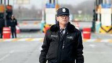 Ein südkoreanischer Wachmann sichert einen Zollübergang in Paju. Foto: rtr
