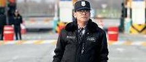 Ein südkoreanischer Wachmann sichert einen Zollübergang in Paju. Foto: rtr