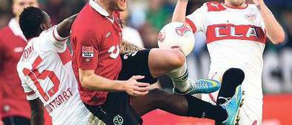 Zum Schreien. Beim 0:0 gegen Stuttgart ließ 96 um Konstantin Rausch (Mitte) wichtige Punkte für die erhoffte Europa-League-Qualifikation liegen.Foto: dpa