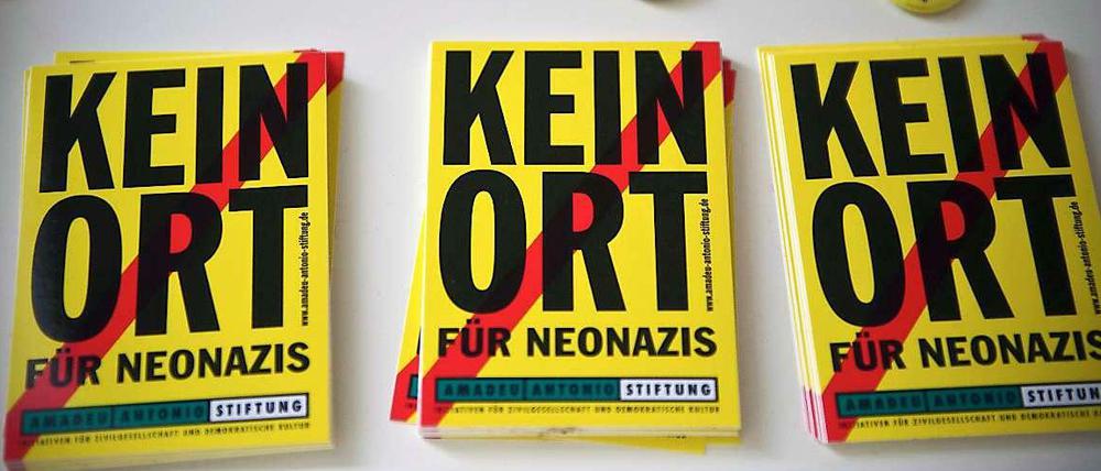 Flyer und Anstecker mit der Aufschrift «Kein Ort für Neonazis» liegen am 10.04.2013 in der Amadeu-Antonia-Stiftung in Berlin.