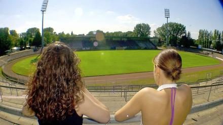 Das Tor ist leer: Unser Kolumnist Frank Willmann wunderte sich einst über den Namen des Darmstädter Stadions Am Böllenfalltor - das musste ein Wasserfall ins Zauberland sein. Am Saisonende könnte es für den dort heimischen SV Darmstadt 98 zur Falltür in die Viertklassigkeit werden.