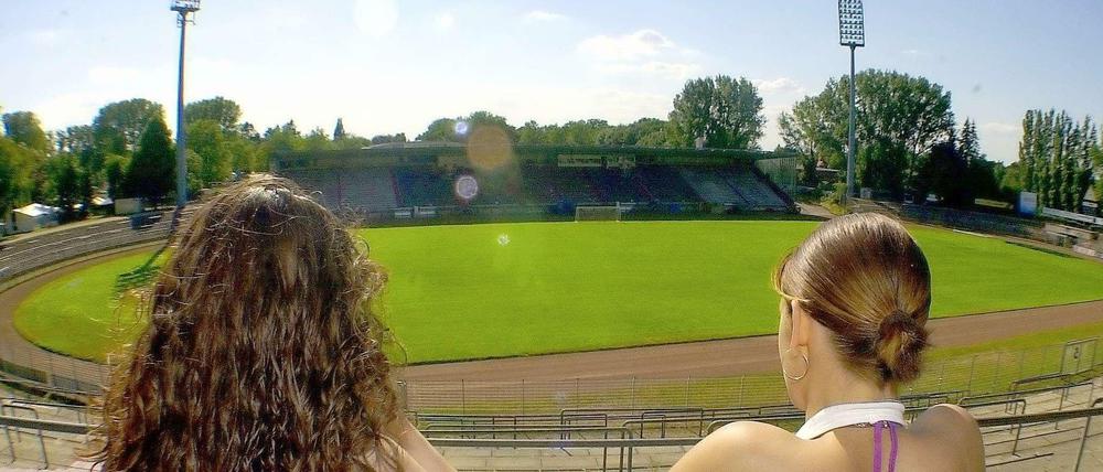 Das Tor ist leer: Unser Kolumnist Frank Willmann wunderte sich einst über den Namen des Darmstädter Stadions Am Böllenfalltor - das musste ein Wasserfall ins Zauberland sein. Am Saisonende könnte es für den dort heimischen SV Darmstadt 98 zur Falltür in die Viertklassigkeit werden.