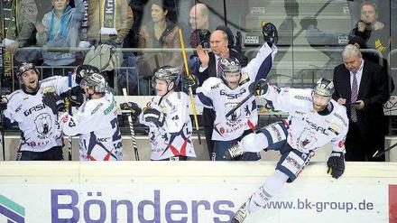 Gewohntes Bild in den Play-offs. Am Ende jubeln die Eisbären – so wie am Sonntag beim dritten Sieg im Halbfinale gegen die Krefeld Pinguine. Foto: dpa