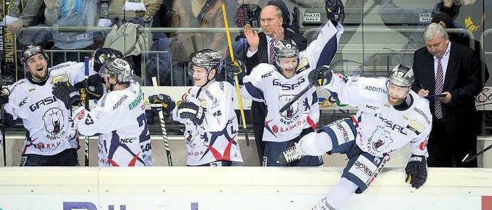 Gewohntes Bild in den Play-offs. Am Ende jubeln die Eisbären – so wie am Sonntag beim dritten Sieg im Halbfinale gegen die Krefeld Pinguine. Foto: dpa