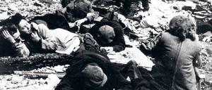 Die Erhebung. Der aussichtslose Kampf gegen die Übermacht der SS-Truppen im Warschauer Ghetto ist ein herausragendes Beispiel jüdischen Widerstands.