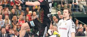 Im Anflug aufs Tor. Der Deutsche Dominik Klein (links) setzt sich gegen den Tschechen Ondrej Sulk durch. Foto: dpa