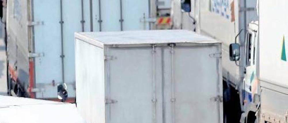 Blockade. In der südkoreanischen Grenzstadt Paju mussten am Mittwoch viele Lkw umkehren, weil ihnen die Einreise in den Norden verweigert wurde. Foto: Kim Hong-Ji/Reuters