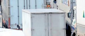 Blockade. In der südkoreanischen Grenzstadt Paju mussten am Mittwoch viele Lkw umkehren, weil ihnen die Einreise in den Norden verweigert wurde. Foto: Kim Hong-Ji/Reuters