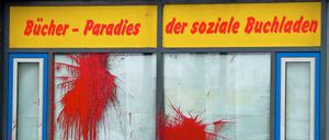 Mit Farbbeuteln haben Autonome einen Buchladen in Oberschöneweide attackiert. Sie vermuten hinter dem Betreiber des Ladens die Firma eines Neonazis.