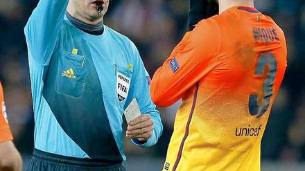 Ein Mann sieht gelb: Schiedsrichter Wolfgang Stark verwarnt Barcas Gerard Pique.