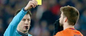 Ein Mann sieht gelb: Schiedsrichter Wolfgang Stark verwarnt Barcas Gerard Pique.