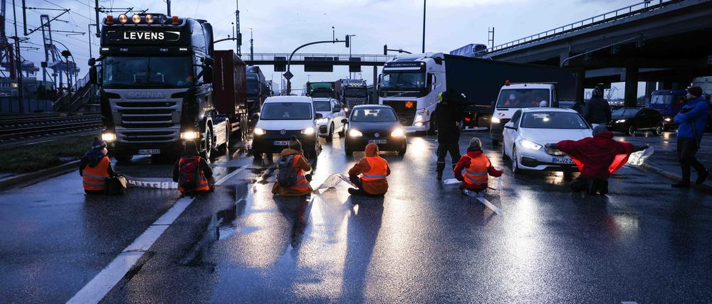 Stoppzeichen. Klimaaktivisten blockieren eine Kreuzung am Hamburger Hafen.