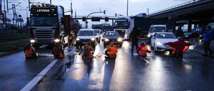 Stoppzeichen. Klimaaktivisten blockieren eine Kreuzung am Hamburger Hafen. 