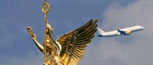 Ein Flugzeug startet vom Flughafen Tegel