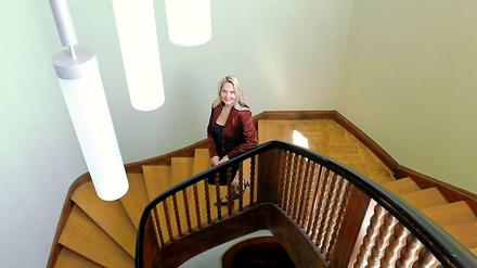 DUW-Präsidentin Ada Pellert am 2012 aufgegebenen ersten Standort in der Pacelliallee in Dahlem.