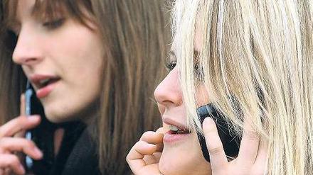 Lästige Laberei. Telefongeplauder in unmittelbarer Nähe kann ziemlich anstrengend sein. 