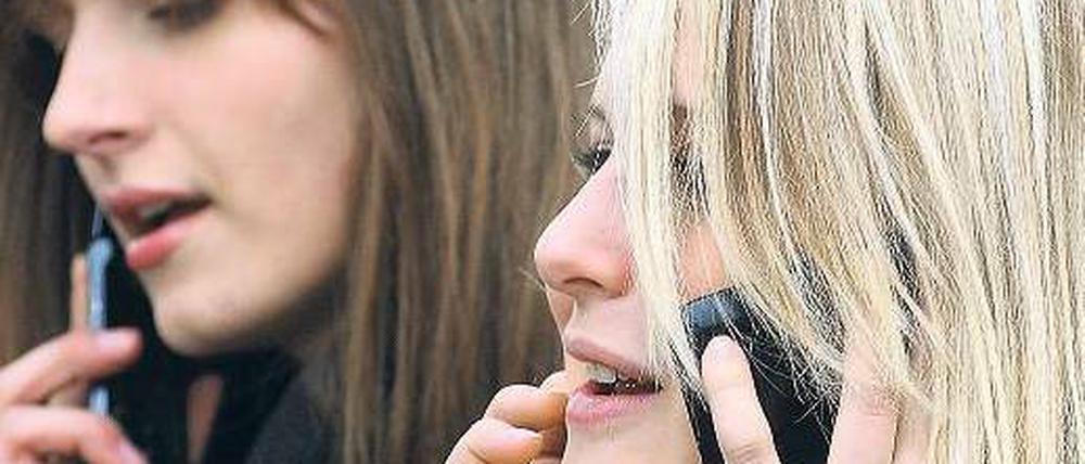 Lästige Laberei. Telefongeplauder in unmittelbarer Nähe kann ziemlich anstrengend sein.