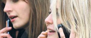 Lästige Laberei. Telefongeplauder in unmittelbarer Nähe kann ziemlich anstrengend sein. 