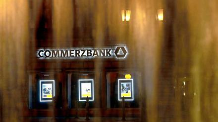 An den Börsen werden Commerzbank zum Zockerpapier. Ohne eine Zusammenlegung von zehn alten zu einer neuen Aktie wäre sie ein Pennystock.