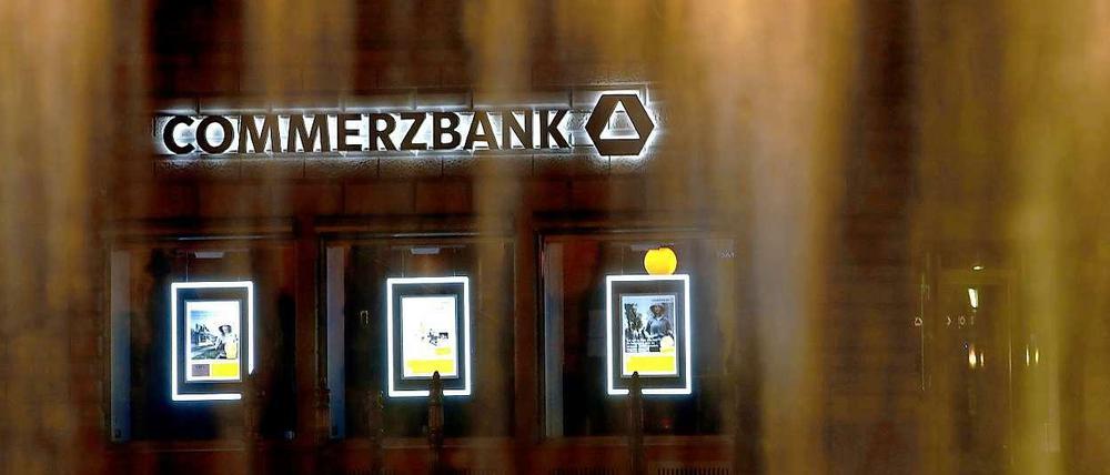 An den Börsen werden Commerzbank zum Zockerpapier. Ohne eine Zusammenlegung von zehn alten zu einer neuen Aktie wäre sie ein Pennystock.